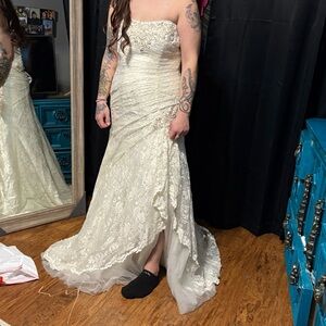 David’s Bridal wedding dress, never worn except to try on. Size 8. Paid $1300